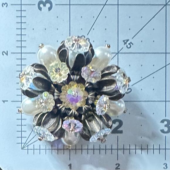 Unsigned Schiaparelli gold tone aurora borealis AB margarita faux pearls brooch - Picture 9 of 9